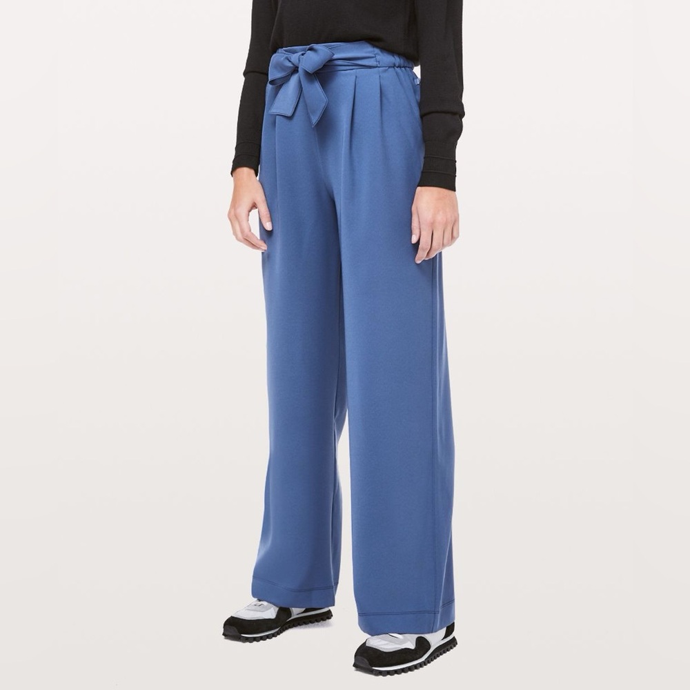 Lululemon Noir Pants Women’s size  6 Gatsby Blue Woven Belted Career Office